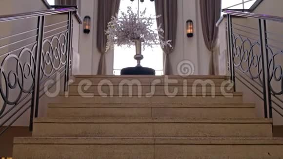 漂亮的梯子有花的花瓶和大吊灯视频的预览图