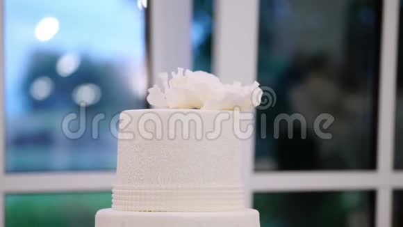 四层白色结婚蛋糕餐厅视频的预览图