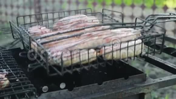 烤架上有自制香肠的烤盘和煤视频的预览图