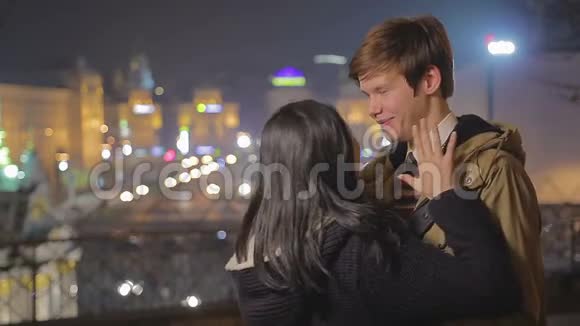 令人兴奋的少女情侣在美丽的夜城享受浪漫的约会视频的预览图