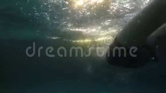 年轻人在水下缓慢地游泳1920x1080视频的预览图