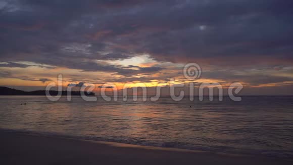 海滩上美丽的日落的慢镜头视频的预览图