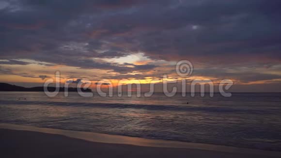 海滩上美丽的日落的慢镜头视频的预览图