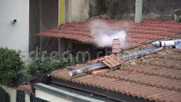 从烟囱里冒出来的烟从烟囱里冒出来的烟雾视频的预览图