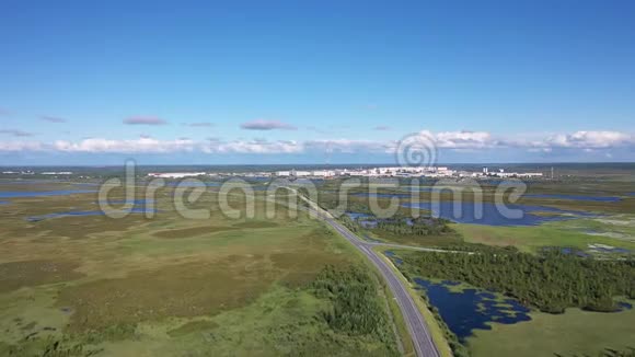 西伯利亚北部冻土带沼泽中的纳迪姆市视频的预览图