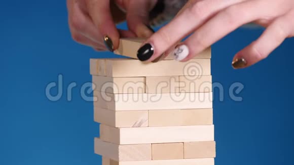 女人手在玩棋盘游戏简加蓝色背景视频的预览图