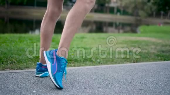马拉松运动员伸展脚趾跳跃在长距离跑前放松视频的预览图