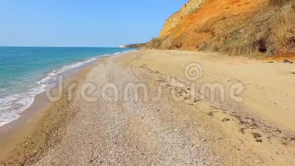 回到棕色岩石旁边的海滩线视频的预览图