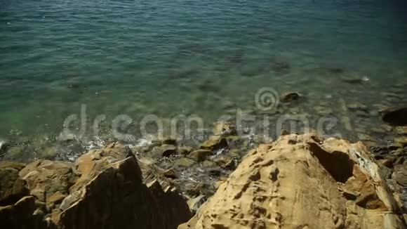 海景蓝色波浪冲击海岸线悬崖视频的预览图
