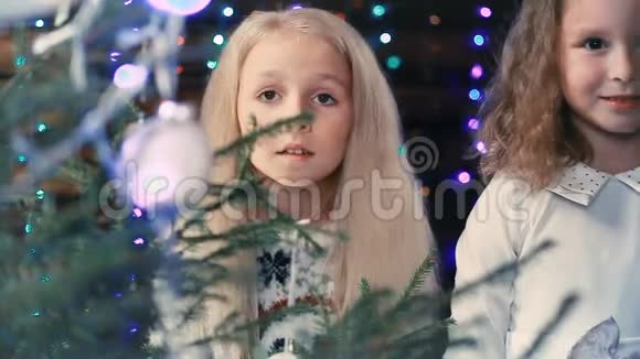 两个小女孩装饰圣诞树视频的预览图