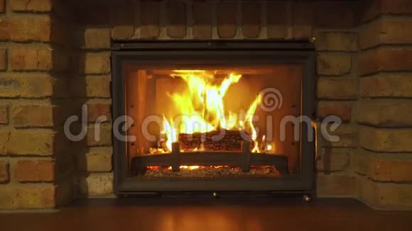 燃烧的壁炉石头壁炉里的一团炽热的火在夜晚取暖视频的预览图