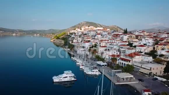 飞越爱琴海中的Saronic群岛之一Spetses岛的码头视频的预览图