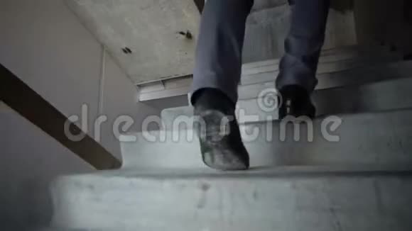 人爬楼梯视频的预览图