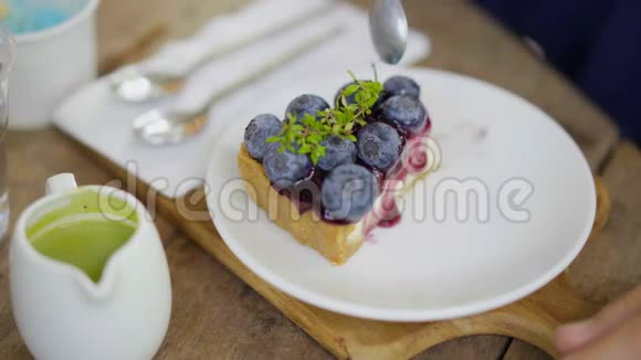 女人手吃蓝莓芝士蛋糕视频的预览图