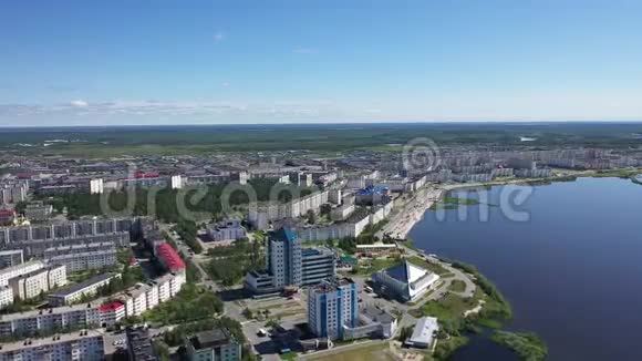 俄罗斯西伯利亚北部冻土带沼泽中的纳迪姆市视频的预览图