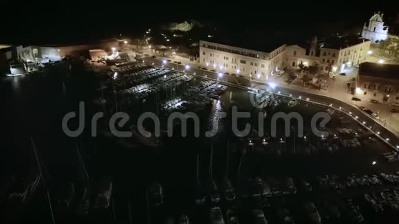高空无人机拍摄的帆船港口和沿海城镇的4k登岸画面视频的预览图