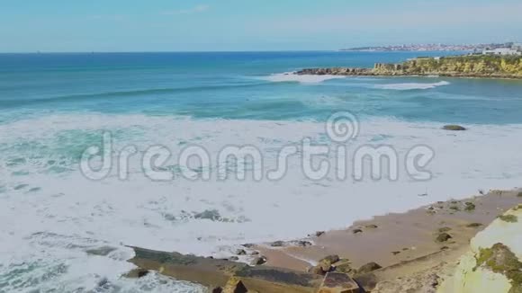 空中无人驾驶飞机观察大西洋海岸跟踪无人驾驶飞机的海浪击中岩石在葡萄牙海岸卡斯卡葡萄牙视频的预览图
