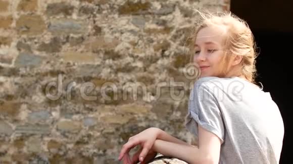 红发少女正迎风站在古堡的背景上视频的预览图