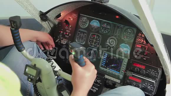 业余飞行员转换控制启动引擎准备飞机起飞视频的预览图