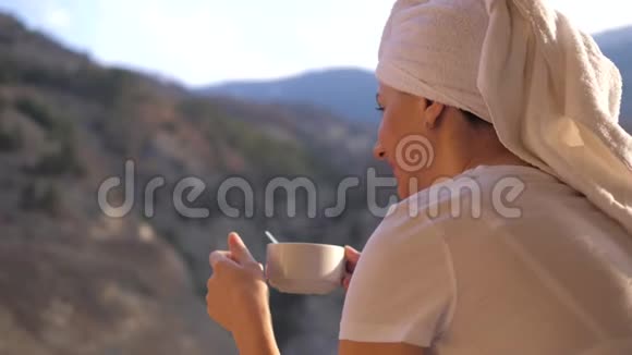 女人正在山上的露台上喝一杯茶或咖啡视频的预览图