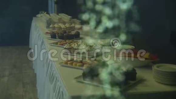 淡水水族馆里的金鱼背景是纸杯蛋糕和甜点视频的预览图