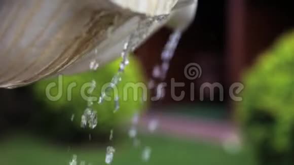 水滴从一碗喷泉向下滴视频的预览图