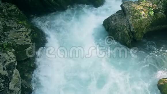 汹涌的山河流过石头视频的预览图