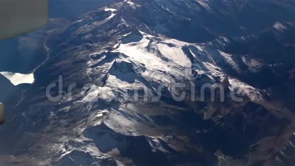 来自飞机的雪阿尔卑斯山视频的预览图