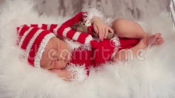 婴儿穿着圣诞老人的衣服带着玩具视频的预览图