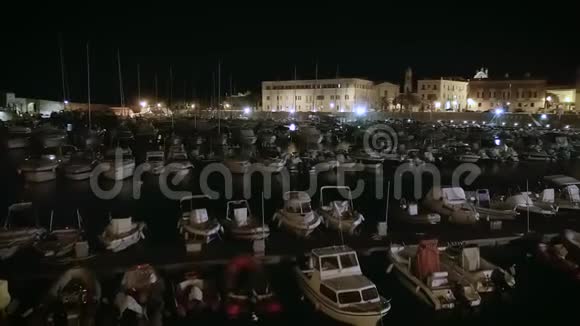 惊人的电影4k夜间空中无人机镜头帆船港沿海城镇视频的预览图