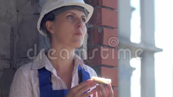 一个建筑女工在工地吃三明治视频的预览图