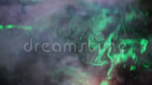 绿色激光慢动作视频照明时的烟雾视频的预览图