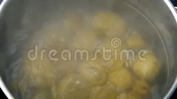 土豆泡在热水里视频的预览图