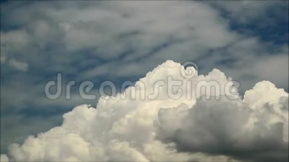 在下雨之前灰色的雨云飘在天空视频的预览图