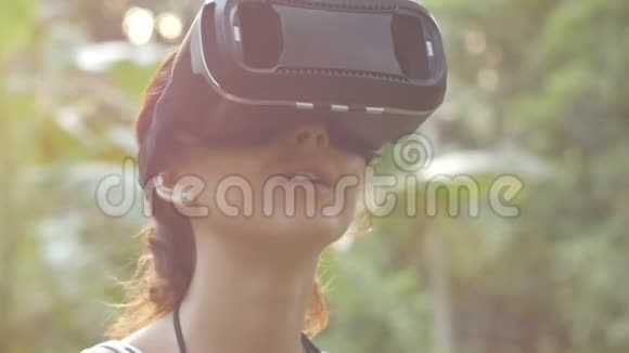 女人在丛林中使用虚拟现实眼镜6镜头视频的预览图