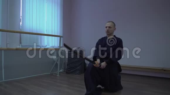 日本和服中剑道大师在万圣节骄傲中用剑进行练习视频的预览图