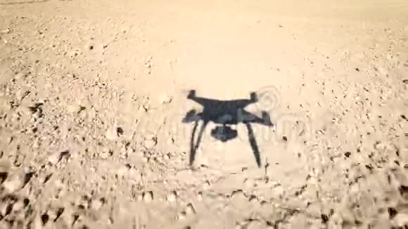 无人机的影子飞过泥土的田野视频的预览图