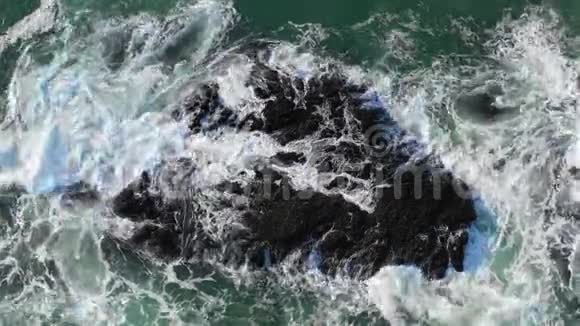 加州岩石上海水冲刷的鸟瞰图视频的预览图