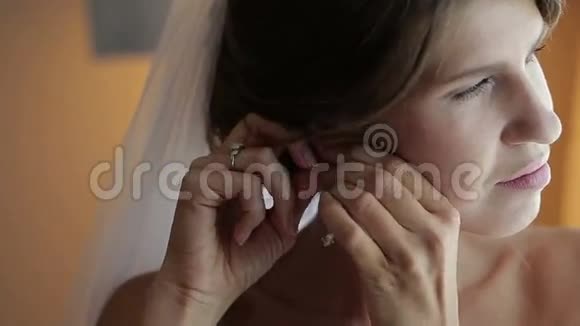 新娘戴着结婚耳环视频的预览图