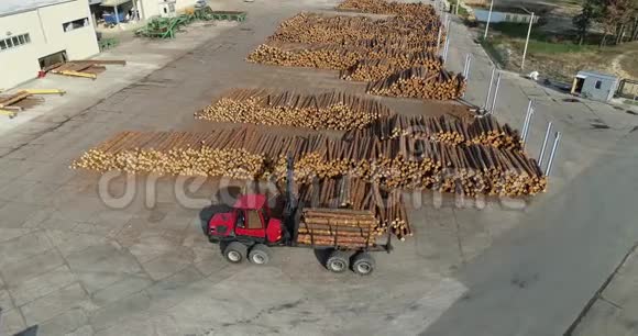 装有机械手的卡车装载原木装有机械手的运输原木的卡车现代木工设备视频的预览图