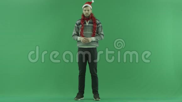 年轻的胡须男喜欢下雪绿色的关键背景视频的预览图