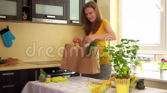 白人孕妇带着装满有机蔬菜的袋子从商店回来视频的预览图