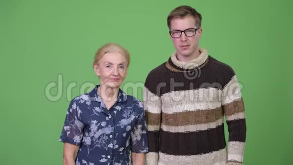 快乐的奶奶和孙子一起竖起大拇指视频的预览图