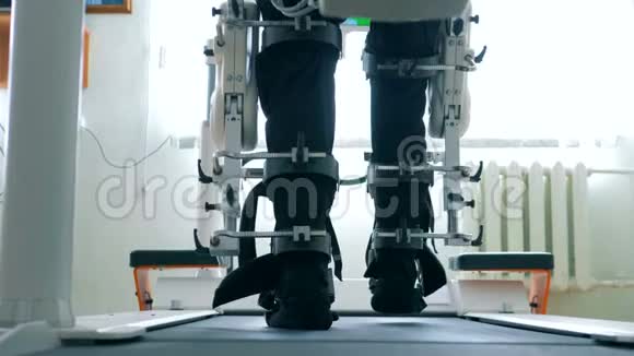 男性腿被行走模拟机器移动的后视图虚拟现实模拟器病人康复视频的预览图