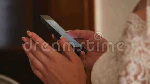 在家里的床上用智能手机关上女人的手视频的预览图