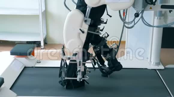 虚拟现实模拟器病人康复一个残疾人在行走轨道上锻炼腿的侧视视频的预览图