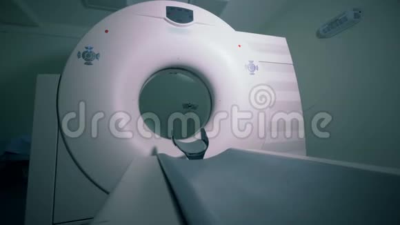 关闭CT扫描仪的探测环视频的预览图