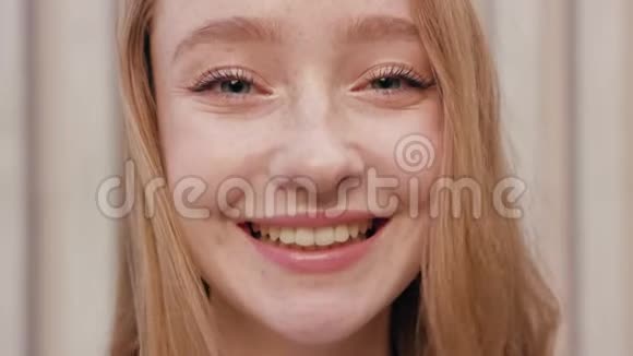 快乐微笑的红发女人白色背景视频的预览图