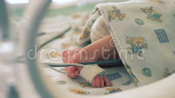 一个蹒跚学步的孩子躺在医院的病房里的腿视频的预览图