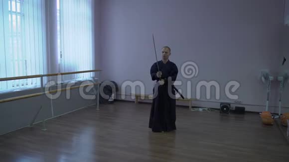 穿着和服的武士在卡塔纳剑的帮助下领导影子战斗视频的预览图